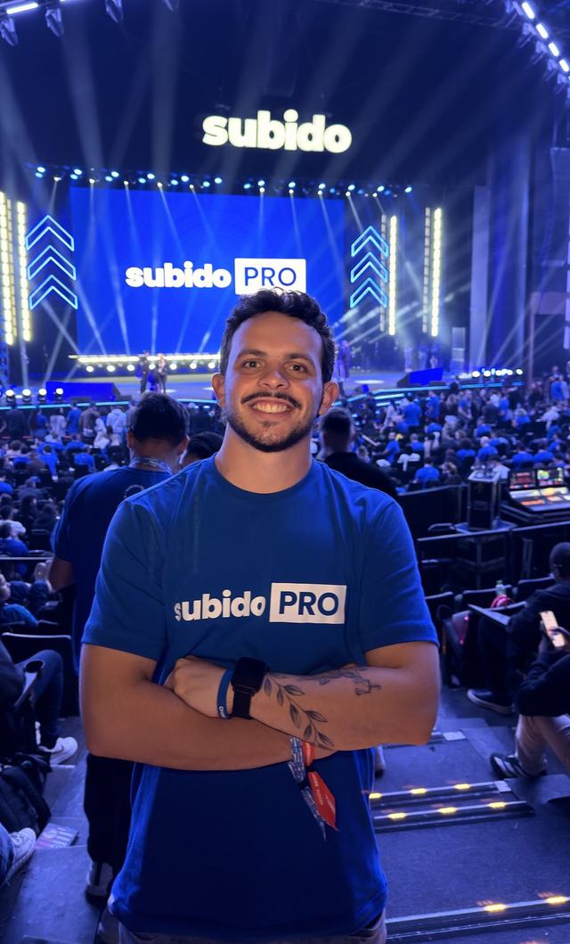 Victhor Urquiza, fundador da KYTOS, na Subido PRO — comunidade de tráfego pago liderada por Pedro Sobral